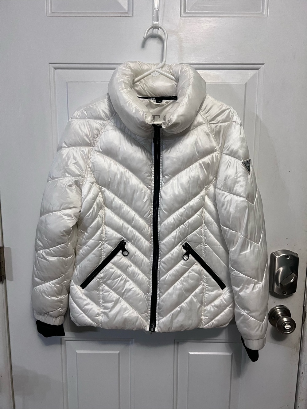 Guess Women’s White Chevron Puffer Jacket Funnel Neck Quilted Coat Size Large